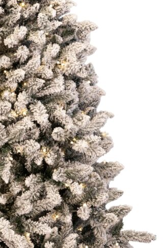 Detail stromčeka Umelý vianočný stromček Smrek Severský LED. Stromček je husto zasnežený a má predmotané LED osvetlenie.
