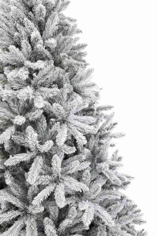 Detail vianočného stromčeka Smrek Biely. Stromček je husto zasnežený.
