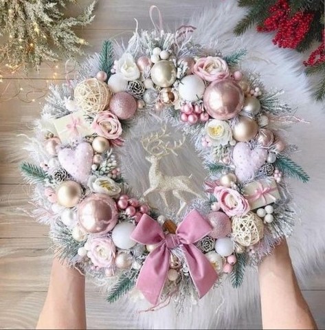 ako ozdobiť vianočný veniec, ozdobený adventný veniec ružovými ozdobami