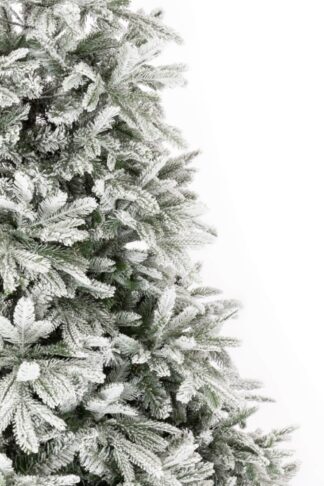 Detail stromčeka Umelý vianočný stromček 3D Smrek Grónsky. Stromček má husto zasnežené vetvičky.