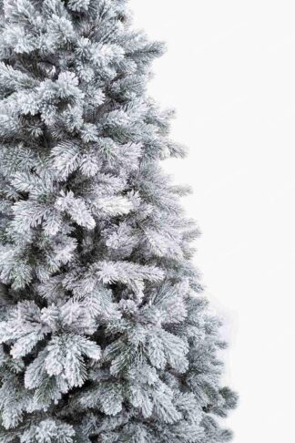 Detail vianočného stromčeka 3D Borovica Biela. Má husto zasnežené vetvičky.