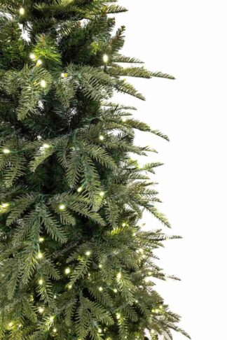 Detail vianočného stromčeka 3D Jedľa Štíhla LED, ihličie má prirodzenú zelenú farbu