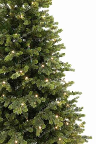 Detail umelého vianočného stromčeka 3D Jedľa Švédska LED s prirodzeným zeleným ihličím.