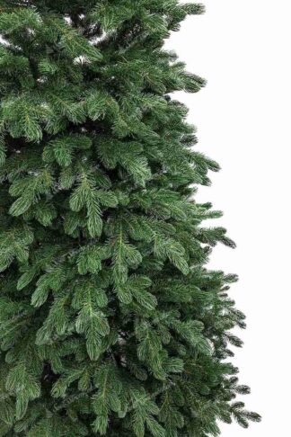 Detail vianočného stromčeka FULL 3D Smrek Bavorský, vetvičky majú mohutný tvar a ihličie je tmavozelenej farby.
