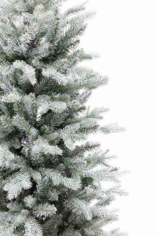 Detail vianočného stromčeka 3D Smrek Mrazivý v kvetináči. Vetvičky majú strieborné ihličie jemne posiaté umelým snehom a trblietkami.