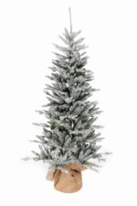 Umelý vianočný stromček 3D Smrek Mrazivý v kvetináči. Stromček má jemne zasnežené ihličie a je osadný v kvetináči obaleným jutovinou.