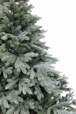 Detail vianočného stromčeka FULL 3D Smrek Vznešený. Stromček má dvojfarebné ihličie a strieborné konce vetvičiek, čo vytvára jedinečný zimný vzhľad.